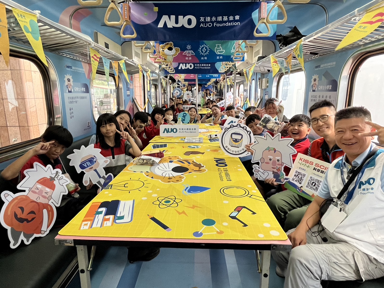 永續基金會參與「臺灣科普環島列車」，設計基礎科學車廂課程，以「淨零碳排和永續能源」為主題，讓學生透過創意實驗認識淨零知識，以及思考生活中的減碳行為