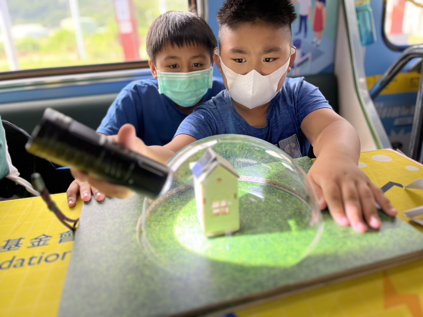 參與基礎科學主題車廂，以STEAM教學精神，設計「逐日科學家」、「太陽能工程師」以及「淨零建築師」三大能源科普課程和實驗